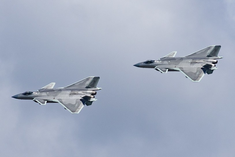 Chengdu J-20 to chiński myśliwiec, który w założeniach ma rzucić wyzwanie amerykańskim F-22 i F-35. /Wikimedia