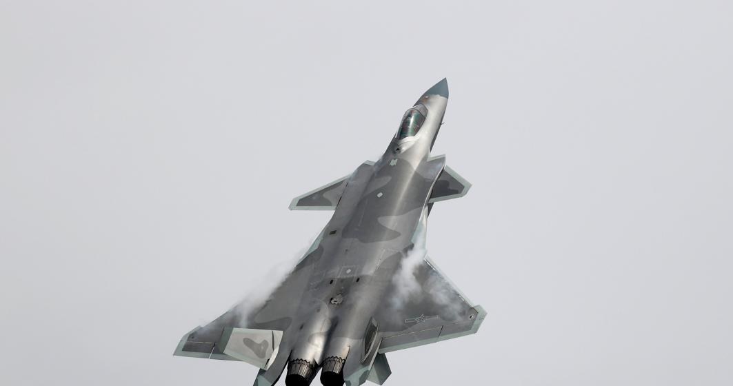 Chengdu J-20 to samolot stealth Chin, który według założeń może mieć osiągi porównywalne do amerykańskiego F-35 /@OlumoRocktv