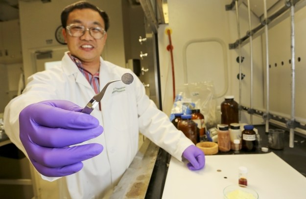 Chengdu Liang prezentuje odkrycie swojego zespołu.  Fot. Department of Energy's Oak Ridge National Laboratory /materiały prasowe