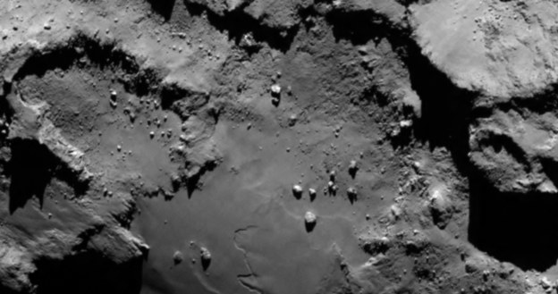 Cheops na tle większej powierzchni jądra komety. /materiały prasowe