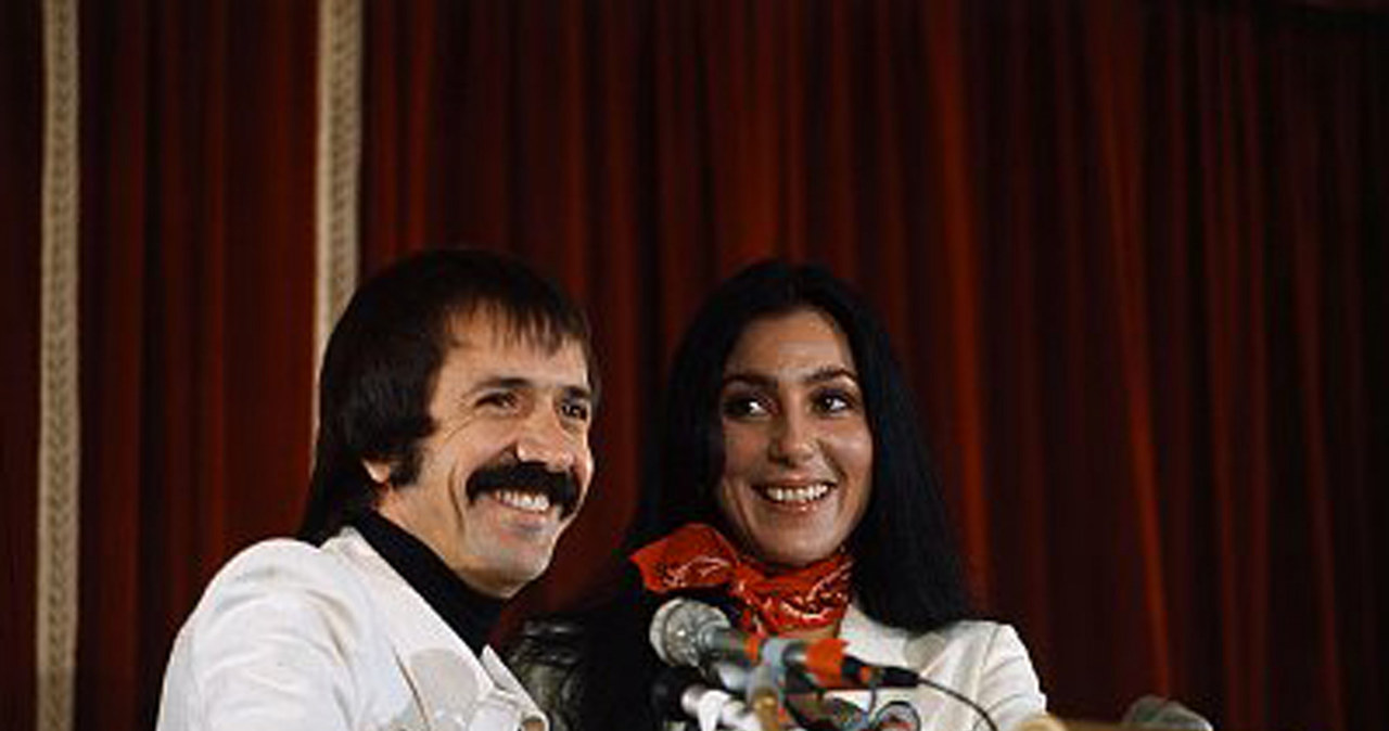 Cher i Sonny Bono w grudniu 1975 roku /Corbis / Splash News/EAST NEWS /East News