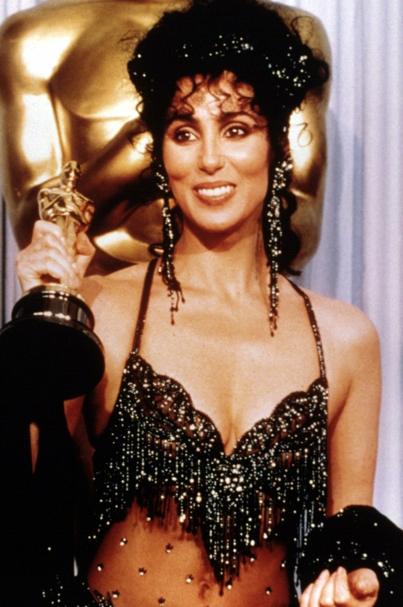 Cher z Oscarem w 1988 r. /Everett Collection /East News