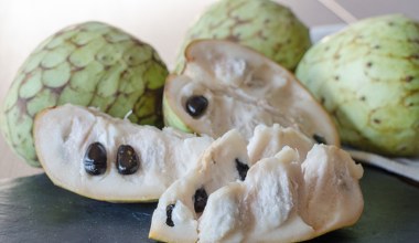 Cherimoya podbija świat. Budyniowy owoc uznano za najzdrowszy na świecie
