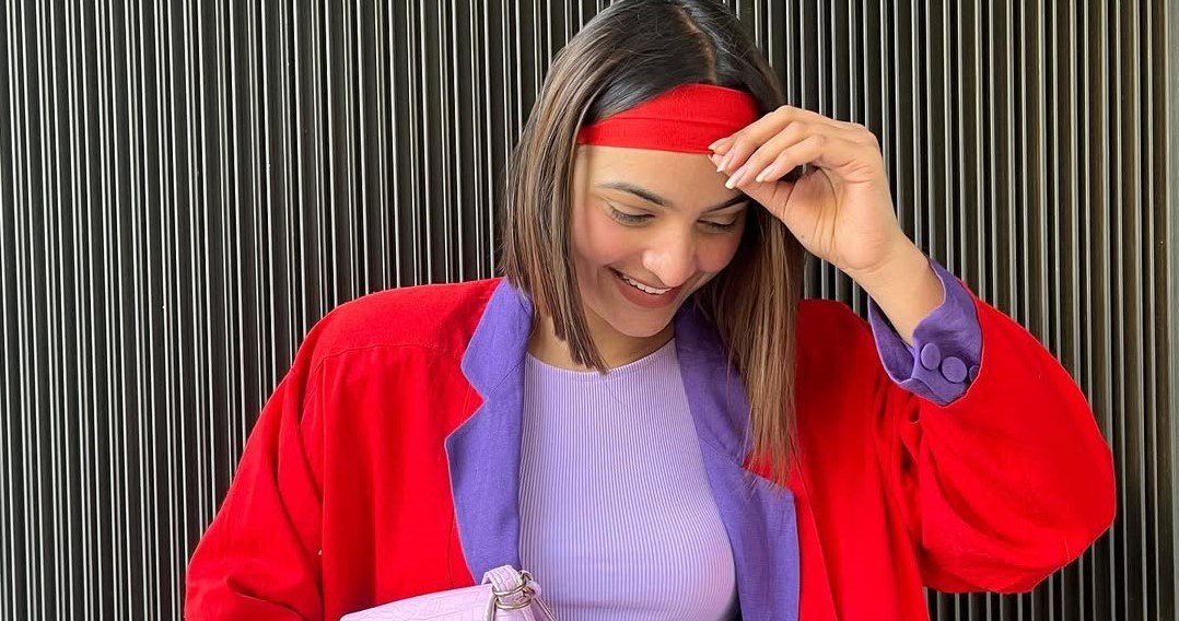 Червоний та фіолетовий - ця смілива комбінація виглядає розкішно й витончено /Domena publiczna