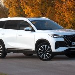 Chery Tiggo 8 ma ekran z laptopa, siedem miejsc i zaskakuje ceną