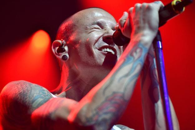 Chester Bennington (Linkin Park) podkreśla, jak ważne dla show są światła (fot. Kevin Winter) /Getty Images