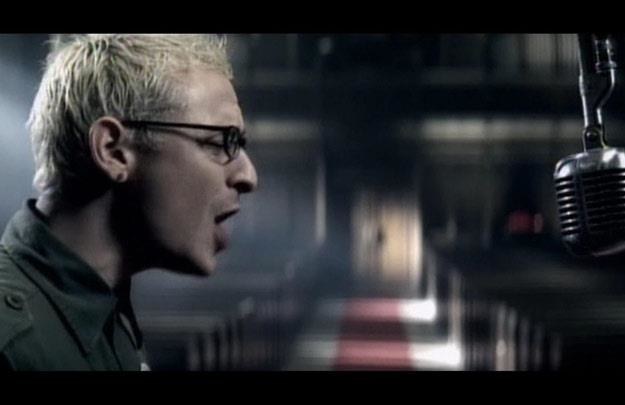Chester Bennington (Linkin Park) w teledysku "Numb" /