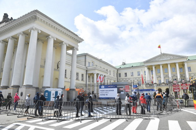 Chętni na szczepienie przeciw Covid-19 otrzymują jednodawkowy preparat firmy Johnson & Johnson. Na zdjęciu kolejka w Warszawie /Radek  Pietruszka /PAP