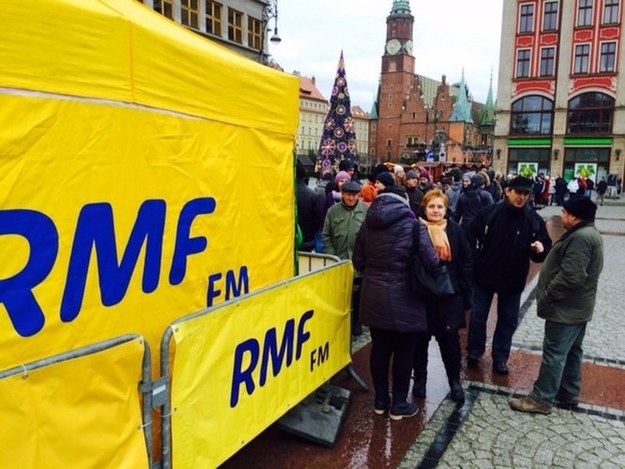 Chętni po choinki pod choinkę od RMF FM ustawili się w kolejce na wiele godzin przed rozpoczęciem rozdawania /Bartek Paulus /RMF FM