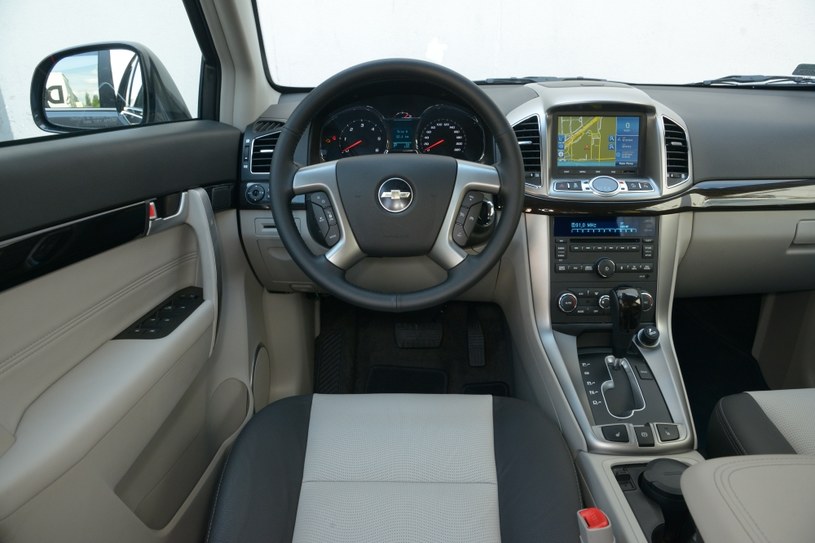 Chevrolet Captiva 2.2D AWD AT LTZ: tworzywa w kokpicie Chevroleta są albo twarde, albo błyszczące i twarde. Po stronie plusów można zapisać dużą łatwość obsługi i niezły, 7-calowy ekran nawigacji. /Motor