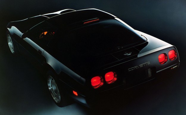 Chevrolet Corvette ZR-1 zdobyła w marcu 1991 roku siedem międzynarodowych rekordów, pokonując w ciągu doby dystans 4221 mil ze średnią prędkością 282 km/h. /Chevrolet
