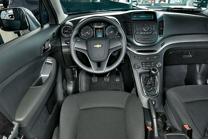Chevrolet Orlando 1.8 LS: kokpit Orlando nawet w bazowych odmianach robi wrażenie atrakcyjnym designem i niezłą jakością tworzyw. Jednak nie każdemu przypadnie do gustu niebieskie podświetlenie wskaźników. /Motor
