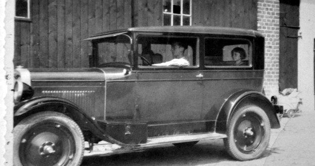 Chevrolet typ AB z 1928 roku, za kierownicą Jerzy Jagodziński, zdjęcie z 1939 roku /Informacja prasowa