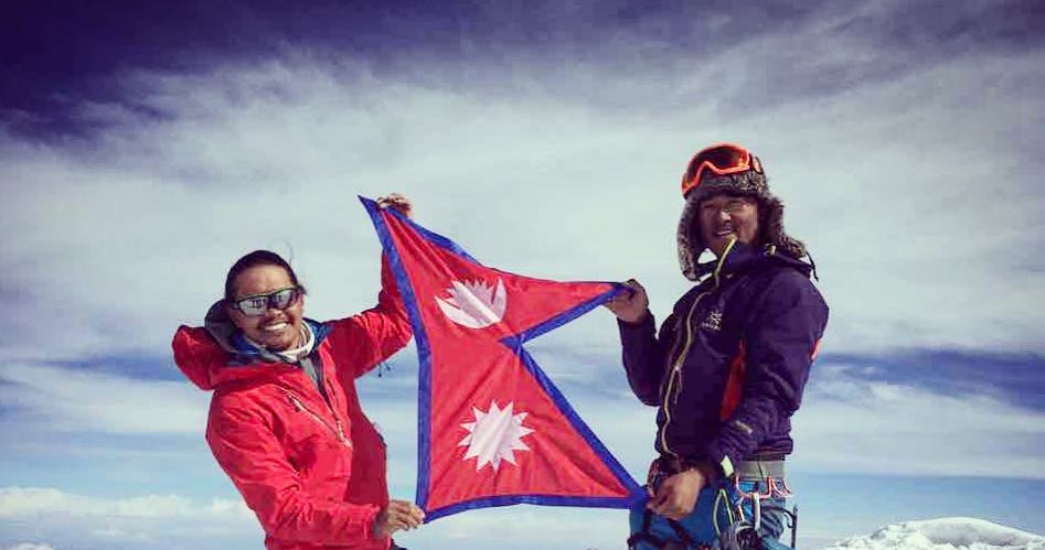 Chhiring Dorje (z lewej) w 2015 r. na szczycie Denali - najwyższej góy w Ameryce Północnej /domena publiczna