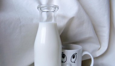 Чи варто людям похилого віку пити молоко? Дієтолог розвіює сумніви