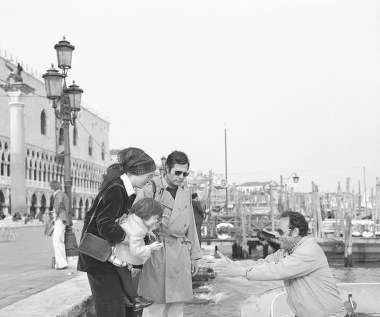 Chiara Mastroianni (na zdjęciu jako dziecko z rodzicami podczas pobytu w Wenecji) urodziła się w Paryżu w 1972 roku. Marcello Mastoianni poznał młodszą o prawie 20 lat Catherine Deneuve podczas pracy nad filmem "To się zdarza tylko innym" (1971). Para była ze sobą zaledwie cztery lata (w tym czasie wystąpili wspólnie w czterech filmach). 

"Czyją jestem córką tak naprawdę odkryłam w szkole. Marzyłam o tym, by mieć takich rodziców, jakich miały moje koleżanki. Dzieci są tradycjonalistami. Inni rodzice jedli w domu z dziećmi obiad i kolację" - wyznała Chiara Mastroianni.

 
