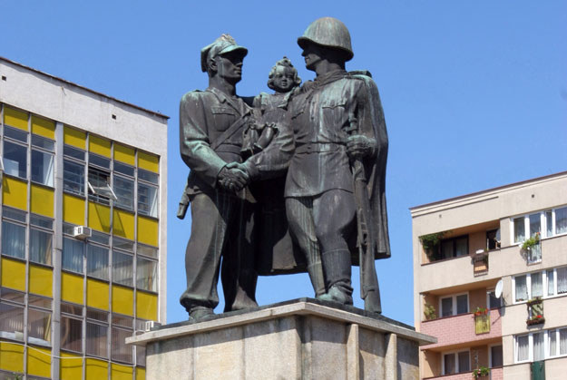 Chichot historii: Pomnik braterstwa broni żołnierza polskiego i sowieckiego w Legnicy /Marek Maruszak /Agencja FORUM