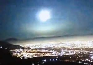 Chile: Ogromny rozbłysk na niebie. Kamery nagrały spadający meteor