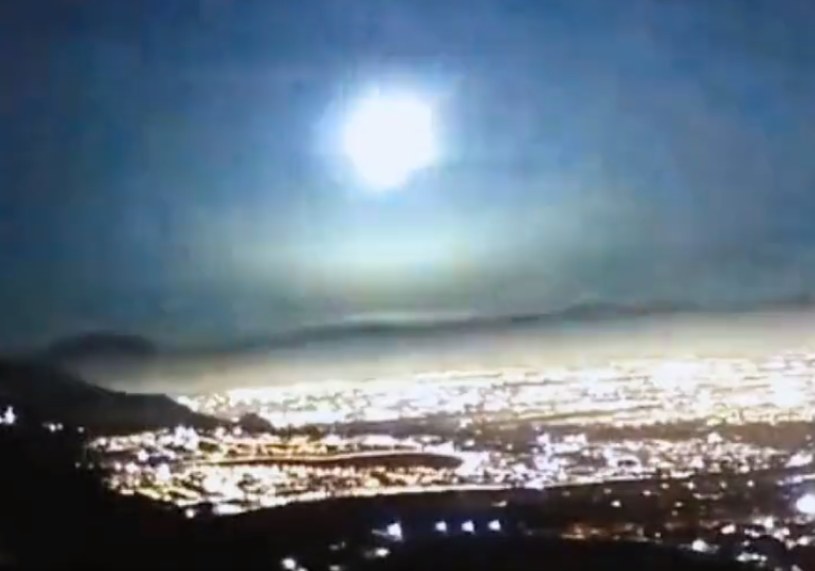 Chile: Ogromny rozbłysk na niebie. Kamery nagrały spadający meteor