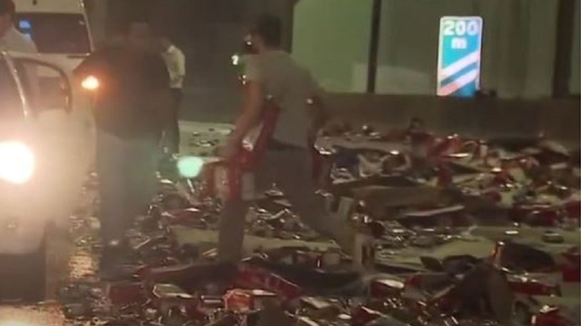 Chile: Przewróciła się ciężarówka z 18 tonami piwa. Mieszkańcy zaczęli kraść alkohol