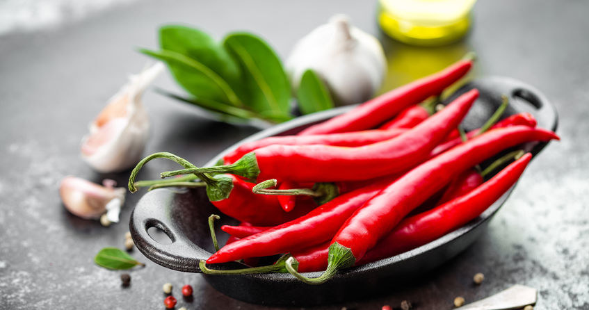 Chilli zawiera kapsaicynę, która podnosi temperaturę ciała, przyspiesza tętno i pobudza krążenie krwi /123RF/PICSEL