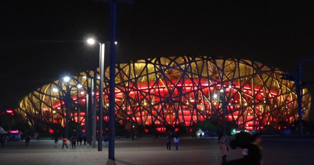 Chińczycy kochają światło. Tu: stadion olimpijski w Pekinie, tzw. Ptasie Gniazdo, nocą /INTERIA.PL