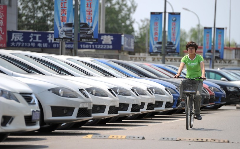Chińczycy mają się przesiąść do nowych ekologicznych samochodów /AFP