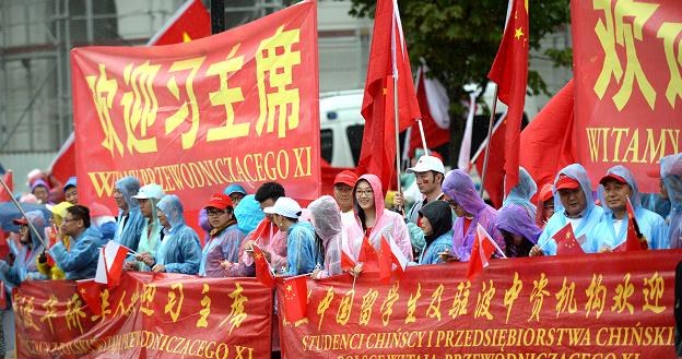 Chińczycy mieszkający w Polsce witają swojego prezydenta w Warszawie /PAP