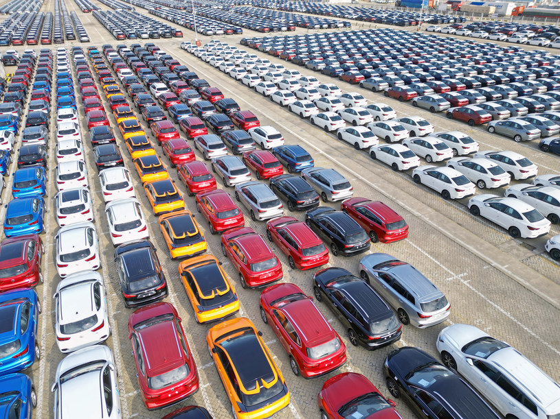 Chińczycy nie tylko kupują najwięcej samochodów na świecie, ale również systematycznie zwiększają eksport /Getty Images
