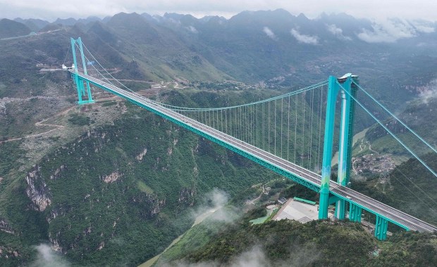 Chińczycy otworzyli superkonstrukcję. Najwyższy most robi wrażenie