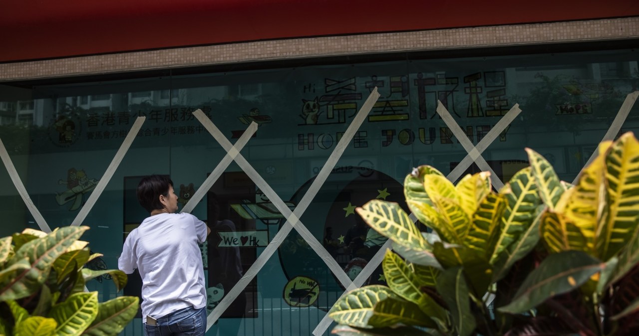 Chińczycy przygotowują się na uderzenie tajfunu Saola. Na zdjęciu: kobieta zabezpiecza szyby lokalu w Hongkongu /ISAAC LAWRENCE /AFP