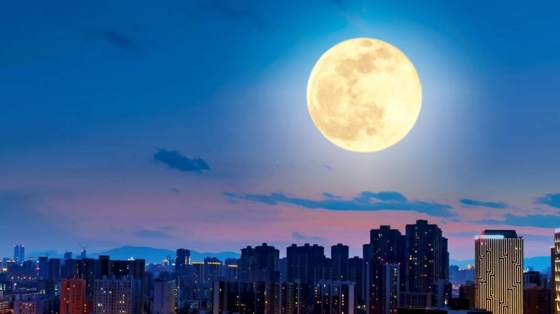 Chińczycy umieszczą na ziemskiej orbicie sztuczny księżyc. Rozświetli miasta w nocy /Geekweek