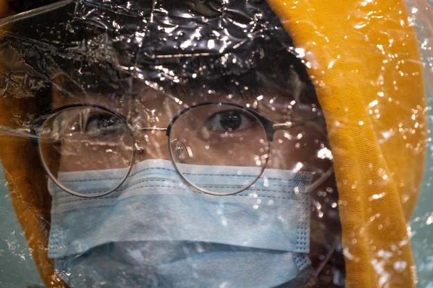 Chińczycy wciąż obawiają się koronawirusa. Na zdjęciu mężczyzna osłania swoją twarz foliową koszulą /JEROME FAVRE /PAP
