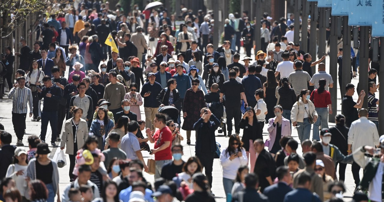 Chińczyków jest coraz mniej. Władze zastanawiają się, jak rozwiązać problemy demograficzne /Hector Retamal /AFP