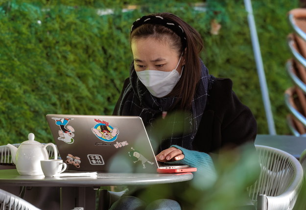 Chinka pracująca w masce w Szanghaju /ALEX PLAVEVSKI /PAP/EPA