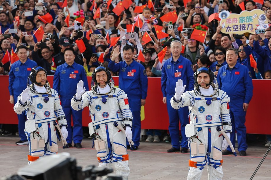 Chińscy astronauci przed startem Shenzhou-18 /WU HAO  /PAP/EPA