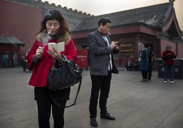 Chińscy internauci (mobilni). Fot. Kevin Frayer /Getty Images/Flash Press Media