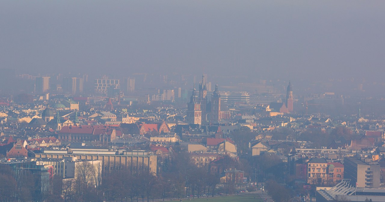 Chińscy naukowcy dowodzą w dużych badaniach, że smog jest szkodliwy nie tylko dla naszych płuc, ale i serca /123RF/PICSEL