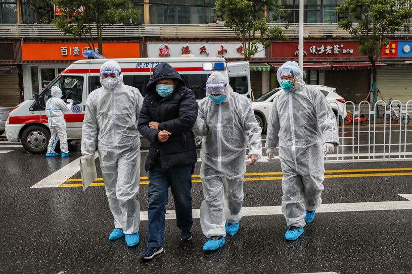 Chińscy pracownicy medyczni wraz z pacjentem /AFP