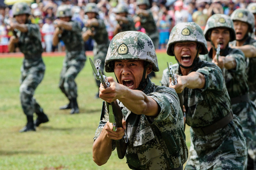 Chińscy wojskowi chcą zwiększyć nakład na konkretne ćwiczenia armii. Mogą przygotować armię do ataku na Tajwan /ANTHONY WALLACE/AFP /AFP
