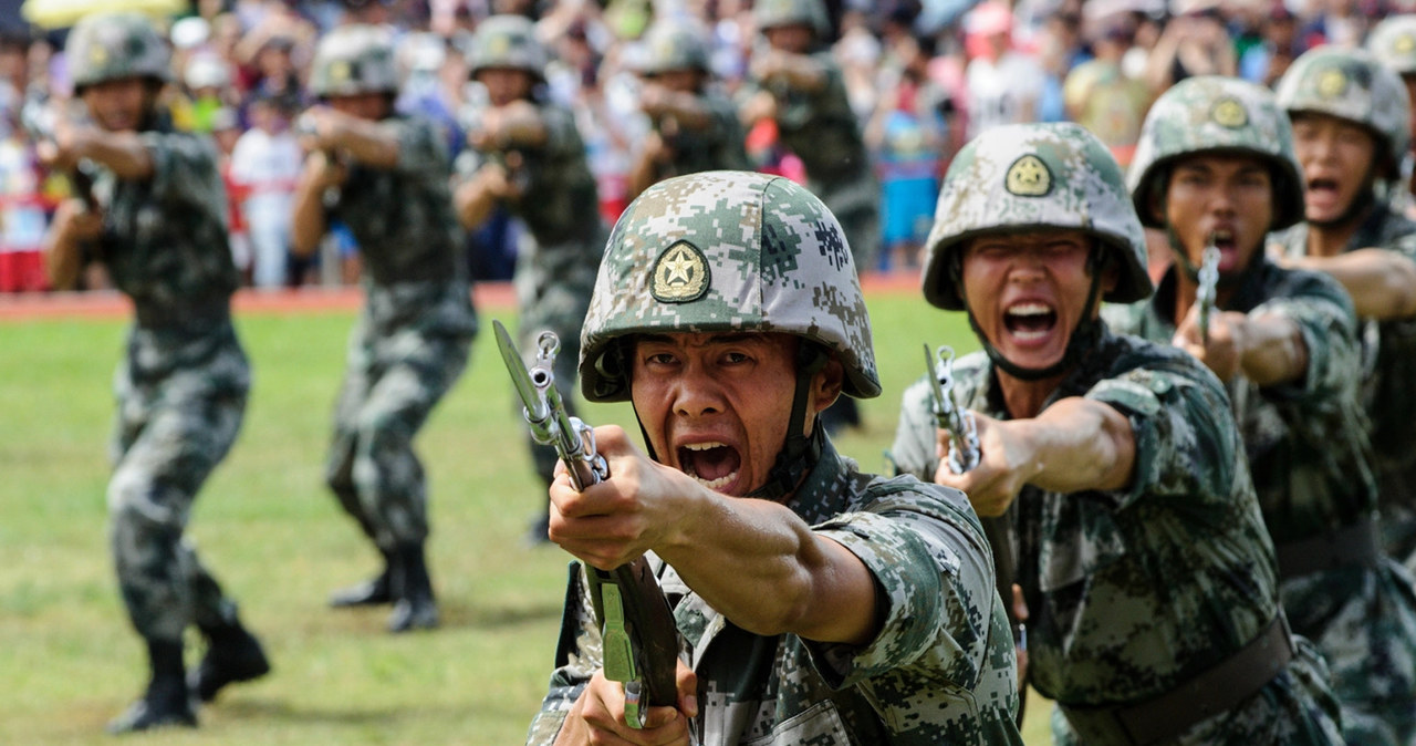 Chińscy wojskowi chcą zwiększyć nakład na konkretne ćwiczenia armii. Mogą przygotować armię do ataku na Tajwan /ANTHONY WALLACE/AFP /AFP