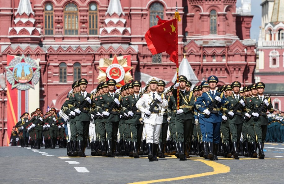 Chińscy wojskowi podczas parady z okazji Dnia Zwycięstwa w Moskwie /MAXIM SHIPENKOV    /PAP/EPA