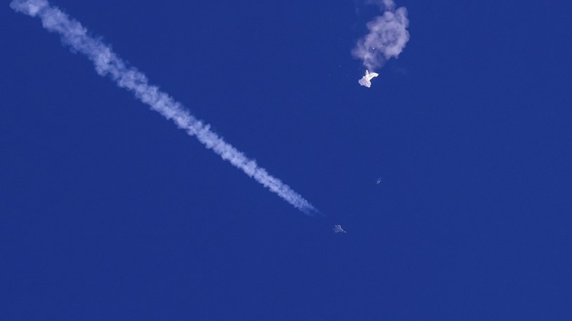 Chiński balon szpiegowski kilka sekund po zestrzeleniu /Chad Fish/Associated Press /East News