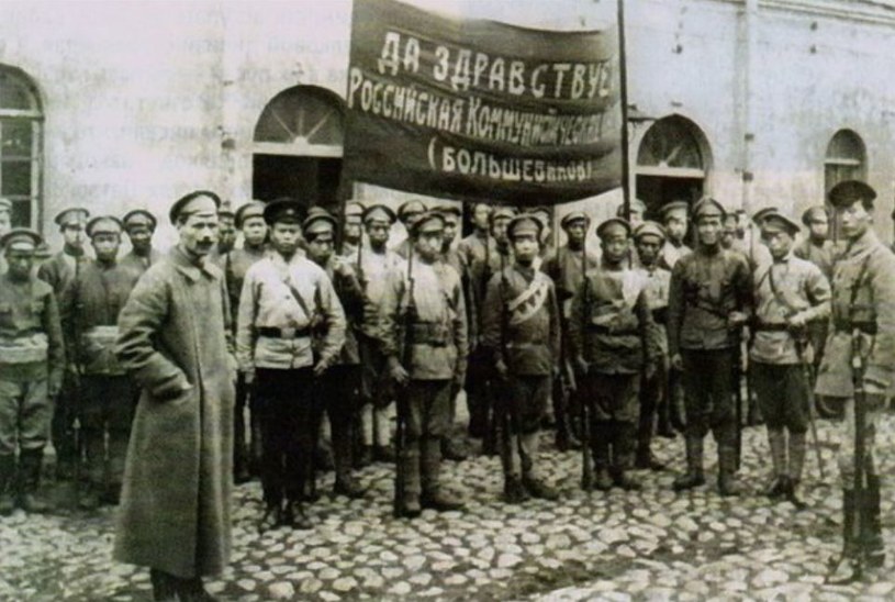 Chiński batalion w Kijowie przed wyruszeniem na front przeciw Polakom. Nie cały batalion udało się umundurować jednolicie. Niektórzy nosili nadal tradycyjne chińskie nakrycia głowy i cywilne ubrania /domena publiczna