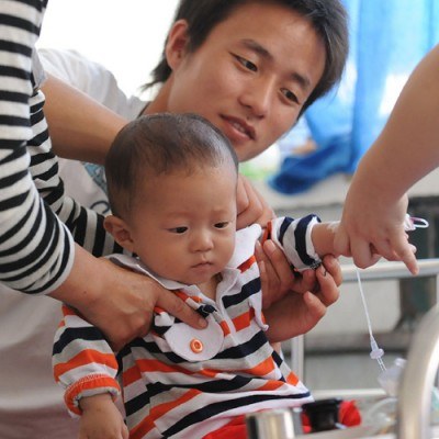 Chiński chłopiec przechodzi badania po wypiciu skażonego mleka. /AFP