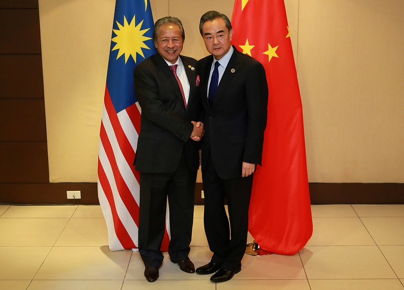 Chiński minister spraw zagranicznych Wang Yi (z prawej) i reprezentujący Filipiny minister spraw zagranicznych Anifah Aman /Pool /AFP