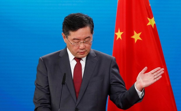 Chiński minister zniknął, bo przekroczył "czerwoną linię"? Romans, niełaska a może covid