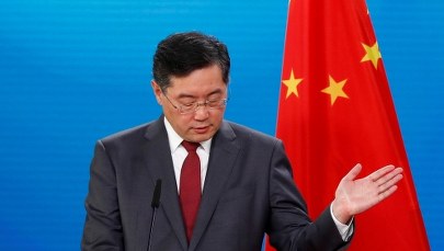 Chiński minister zniknął, bo przekroczył "czerwoną linię"? Romans, niełaska a może covid