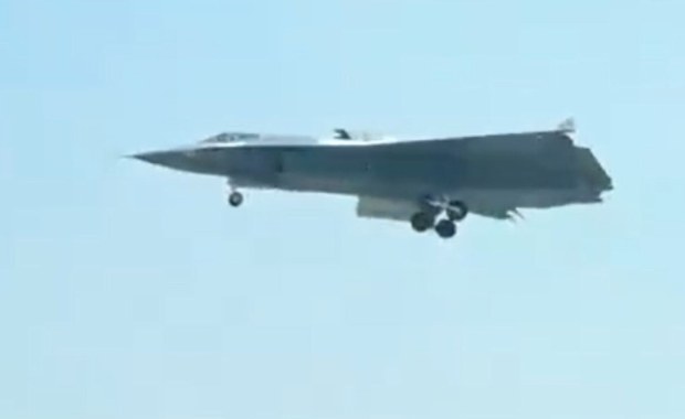 Chiński myśliwiec 6. generacji tuż nad autostradą. Pekin pręży muskuły