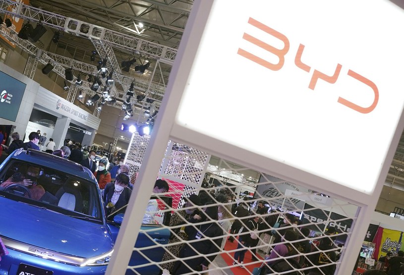 Chiński producent samochodów elektrycznych BYD chce zbudować nową fabrykę akumulatorów. /Eugene Hoshiko/Associated Press/East News /